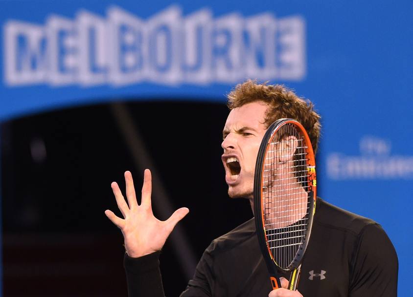 1 febbraio 2015: una smorfia di Andy Murray nella finale degli Australian Open contro Novak Djokovic. Quarta finale e quarta sconfitta per Andy che si arrende al serbo (Afp)